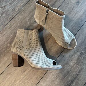 Tom’s suede peep toe shoes size 9